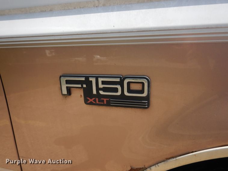 image for item FT9003 1996 Ford F150  flatbed pickup truck