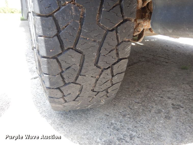 image for item FT9003 1996 Ford F150  flatbed pickup truck