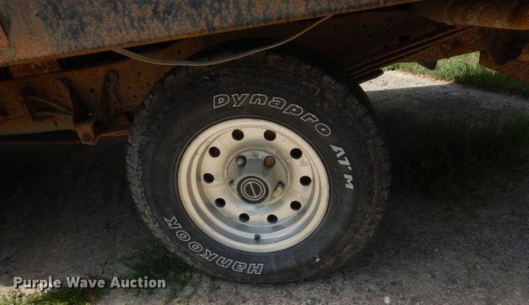 image for item FT9003 1996 Ford F150  flatbed pickup truck