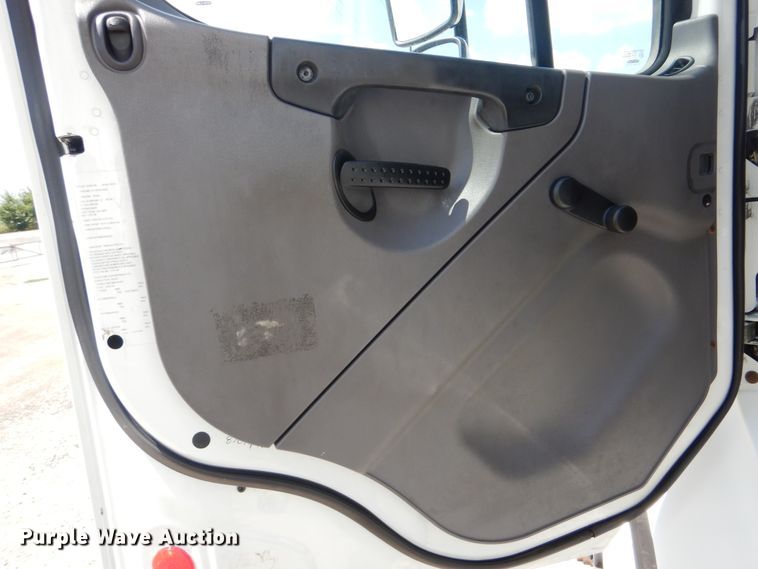 image for item GM9092 2010 Freightliner M2 106  box truck