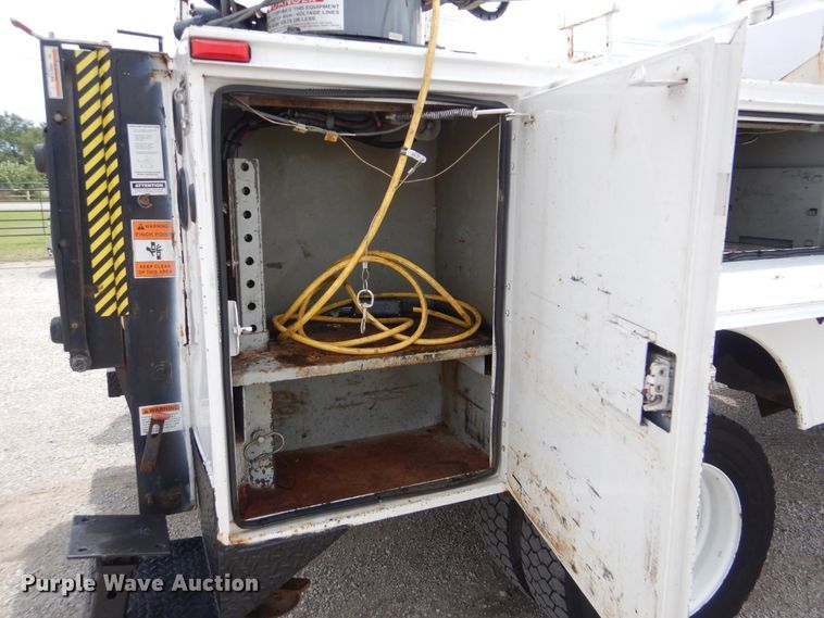 image for item GM9107 2008 GMC C5500  utility truck with crane