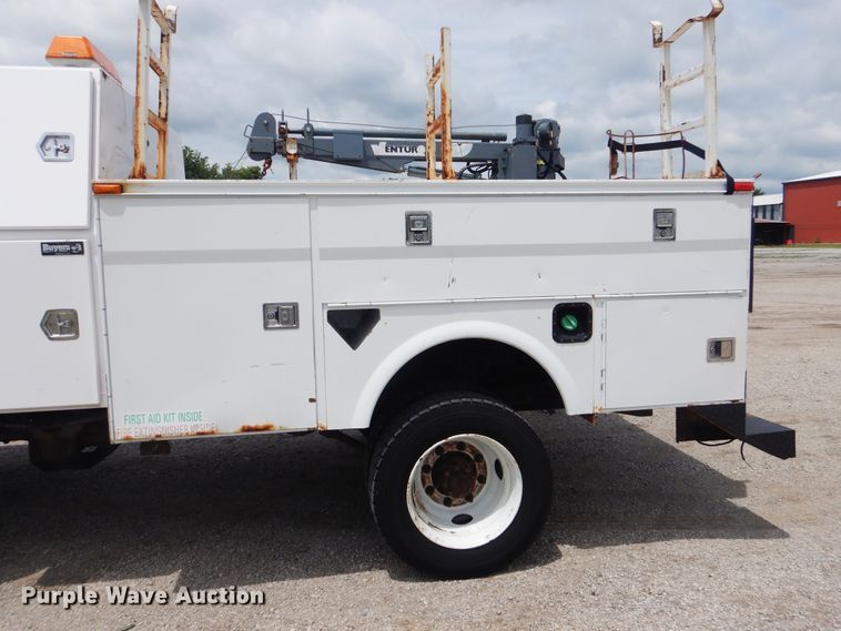 image for item GM9107 2008 GMC C5500  utility truck with crane