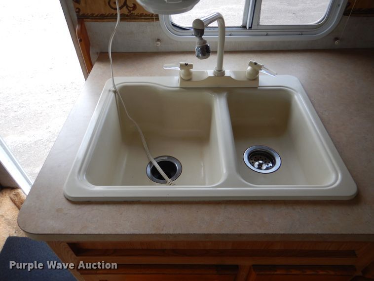 image for item GM9109 2002 Damon Daybreak  RV