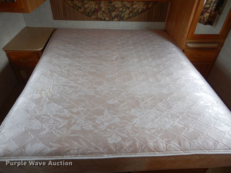 image for item GM9109 2002 Damon Daybreak  RV