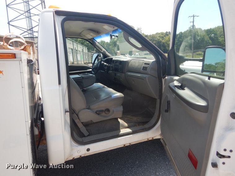 image for item GV9118 2004 Ford F550 Super Duty XL  utility truck