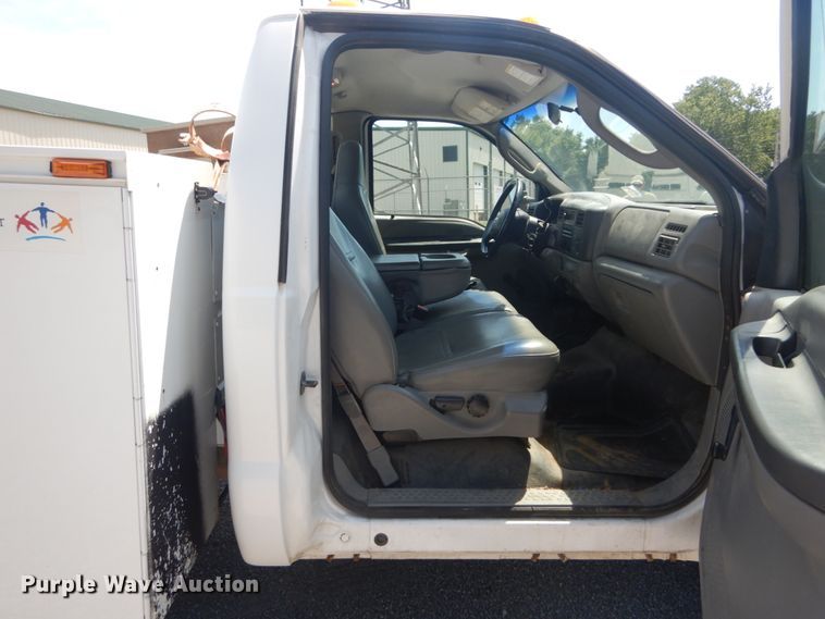 image for item GV9118 2004 Ford F550 Super Duty XL  utility truck