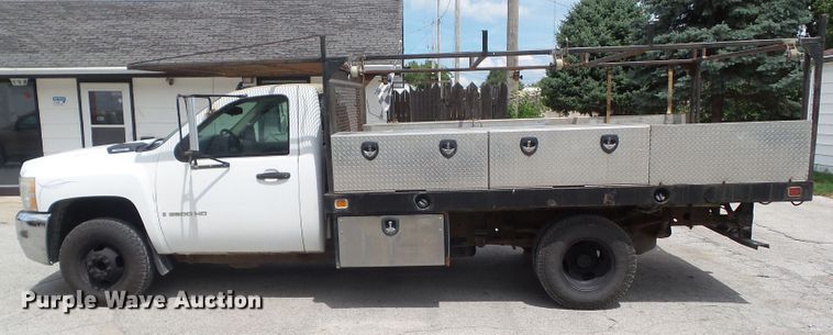 2007 Chevrolet Silverado 3500 flatbed pickup truck in Perry, IA | Item GX9166 sold | Purple Wave