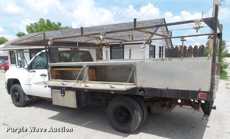 2007 Chevrolet Silverado 3500 flatbed pickup truck in Perry, IA | Item GX9166 sold | Purple Wave