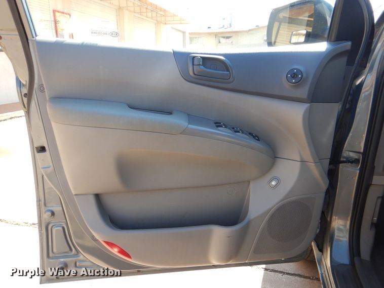 image for item HJ9875 2009 Kia Sedona  van