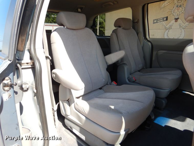 image for item HJ9875 2009 Kia Sedona  van