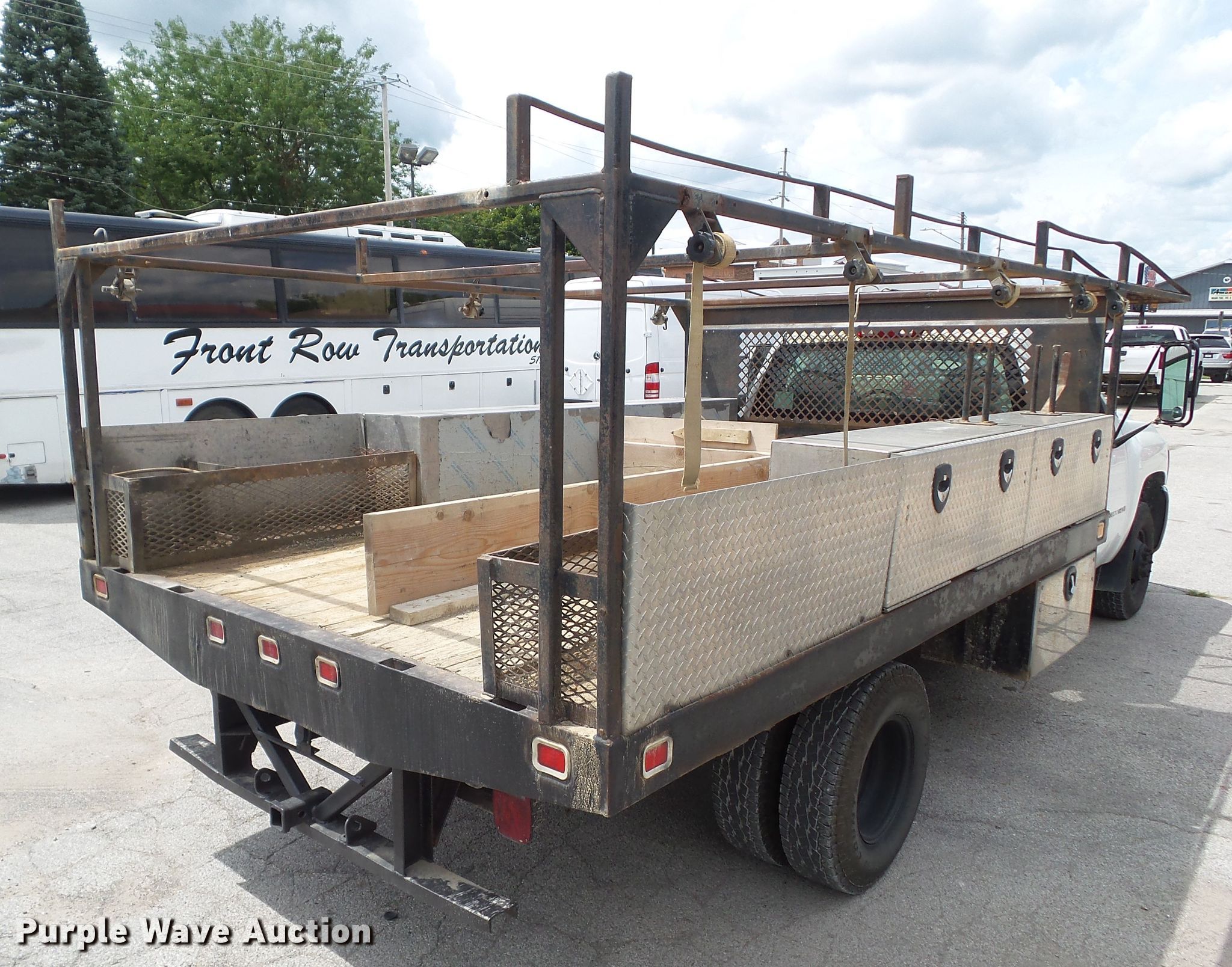 2007 Chevrolet Silverado 3500 flatbed pickup truck in Perry, IA | Item GX9166 sold | Purple Wave