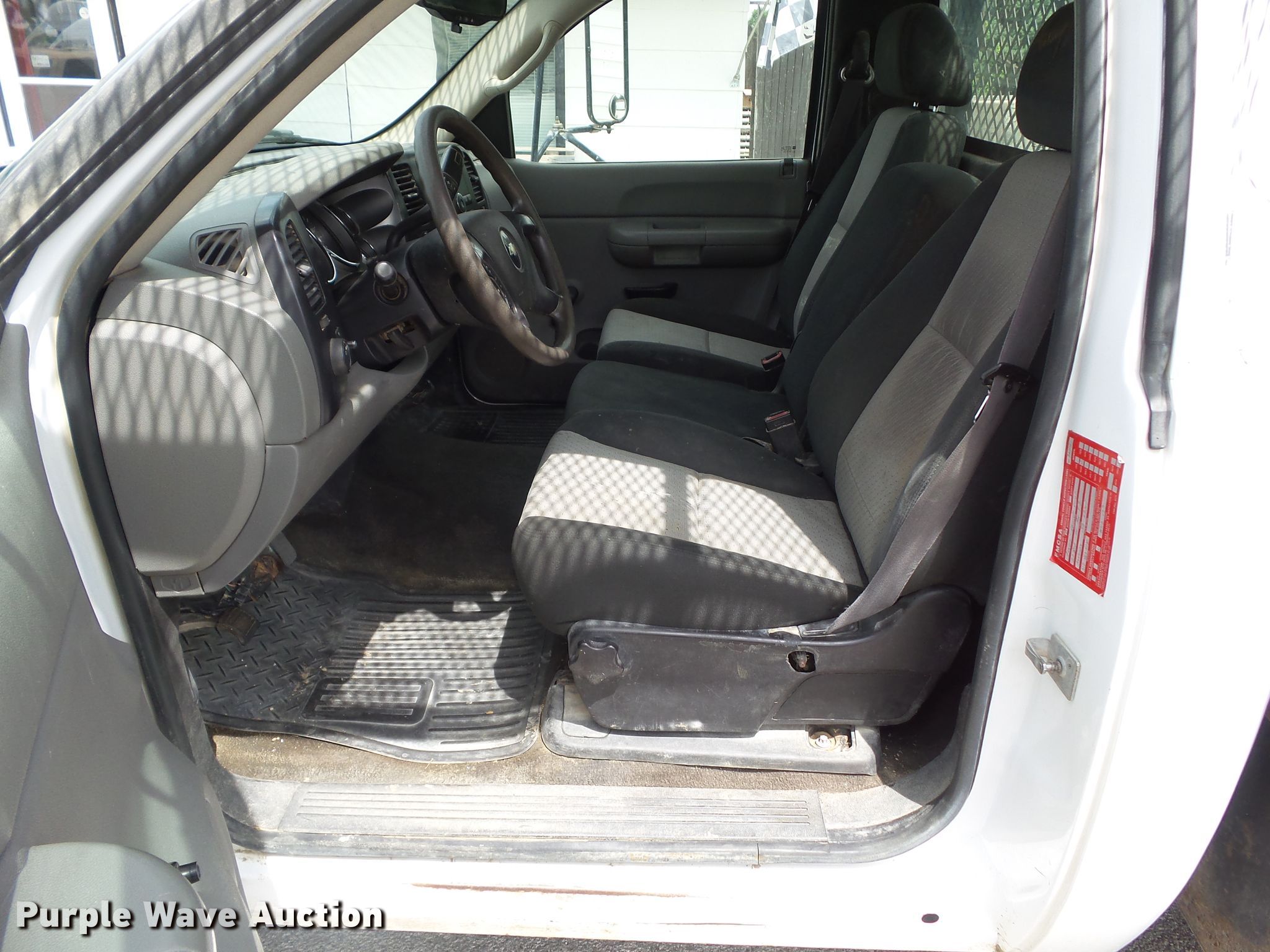 2007 Chevrolet Silverado 3500 flatbed pickup truck in Perry, IA | Item GX9166 sold | Purple Wave