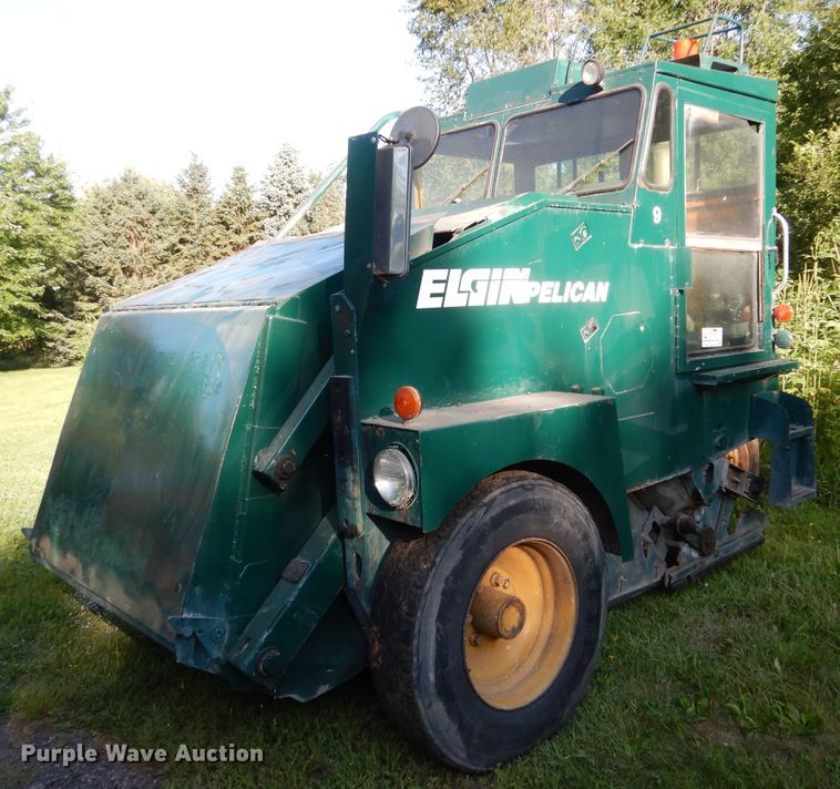 image for item DA8399 1993 Elgin Pelican  street sweeper