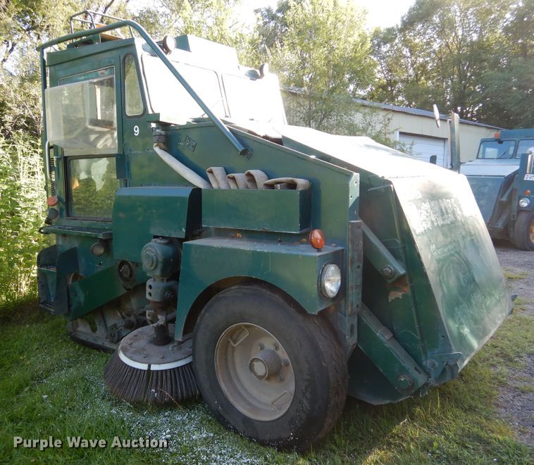 image for item DA8399 1993 Elgin Pelican  street sweeper