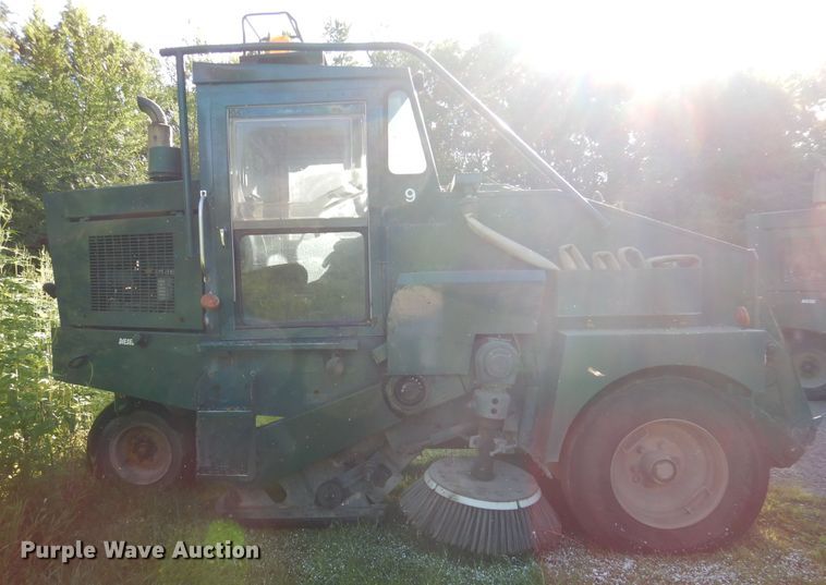 image for item DA8399 1993 Elgin Pelican  street sweeper