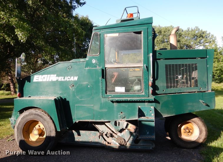 image for item DA8399 1993 Elgin Pelican  street sweeper