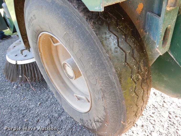 image for item DA8399 1993 Elgin Pelican  street sweeper