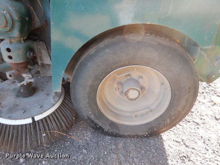 image for item DA8399 1993 Elgin Pelican  street sweeper