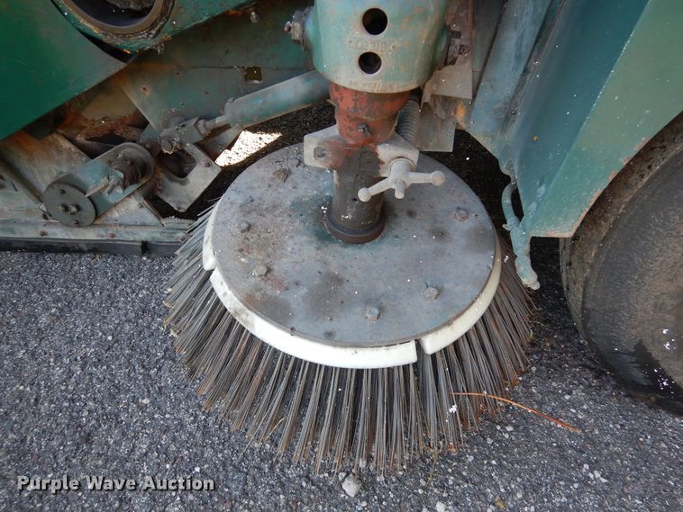 image for item DA8399 1993 Elgin Pelican  street sweeper