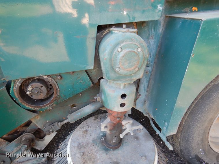 image for item DA8399 1993 Elgin Pelican  street sweeper