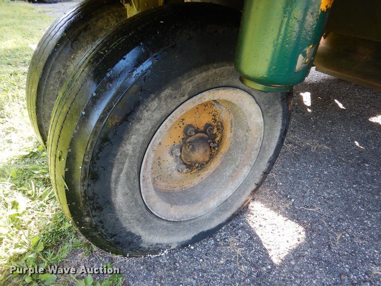 image for item DA8399 1993 Elgin Pelican  street sweeper