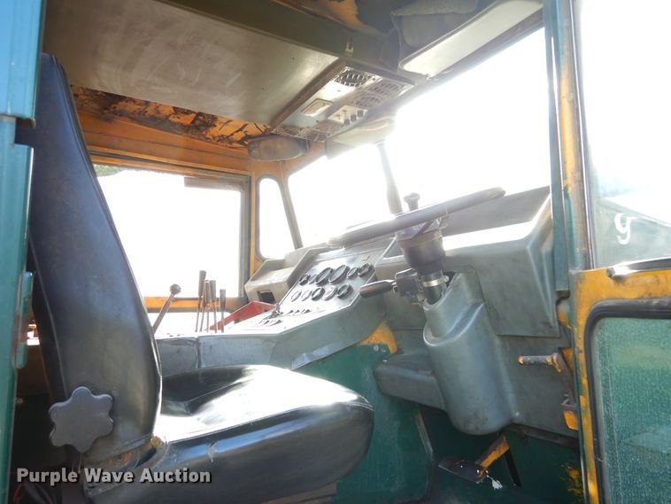 image for item DA8399 1993 Elgin Pelican  street sweeper