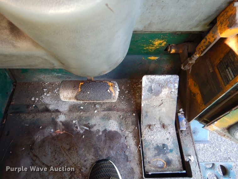 image for item DA8399 1993 Elgin Pelican  street sweeper