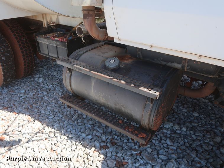 image for item DH0930 1997 Ford L9000  water truck