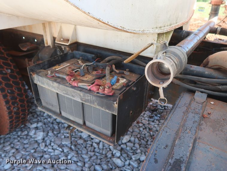 image for item DH0930 1997 Ford L9000  water truck