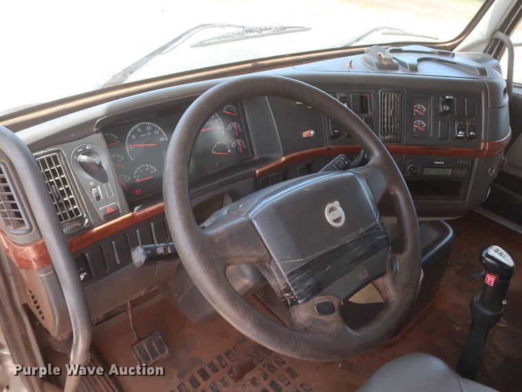 image for item DH0932 2007 Volvo VHD  dump truck