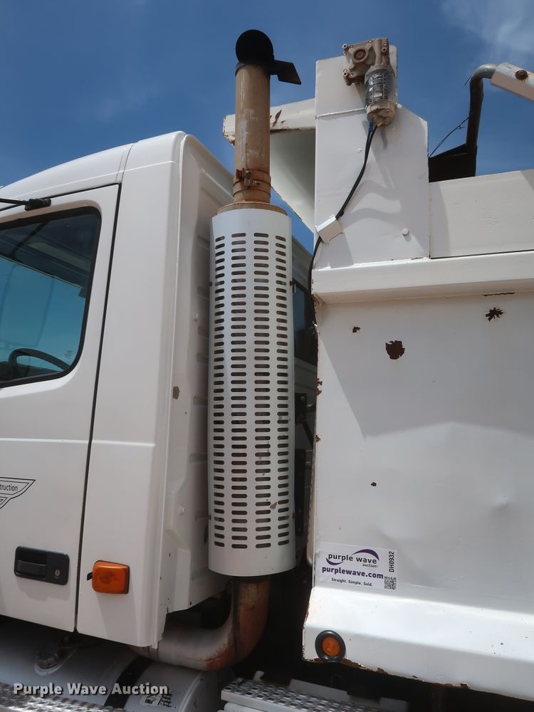 image for item DH0932 2007 Volvo VHD  dump truck