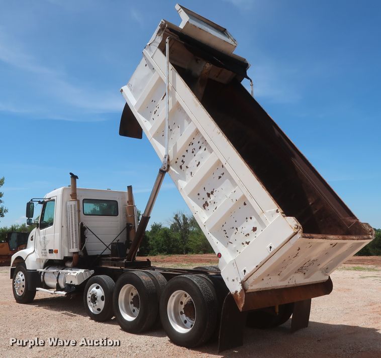 image for item DH0932 2007 Volvo VHD  dump truck