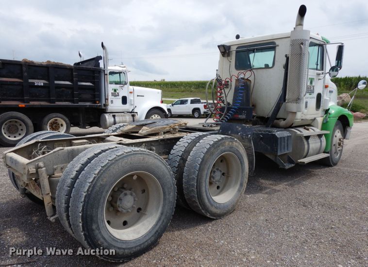 image for item DH6568 1998 International 9200  semi truck