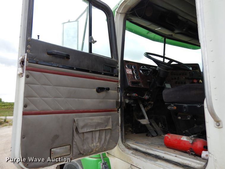 image for item DH6568 1998 International 9200  semi truck