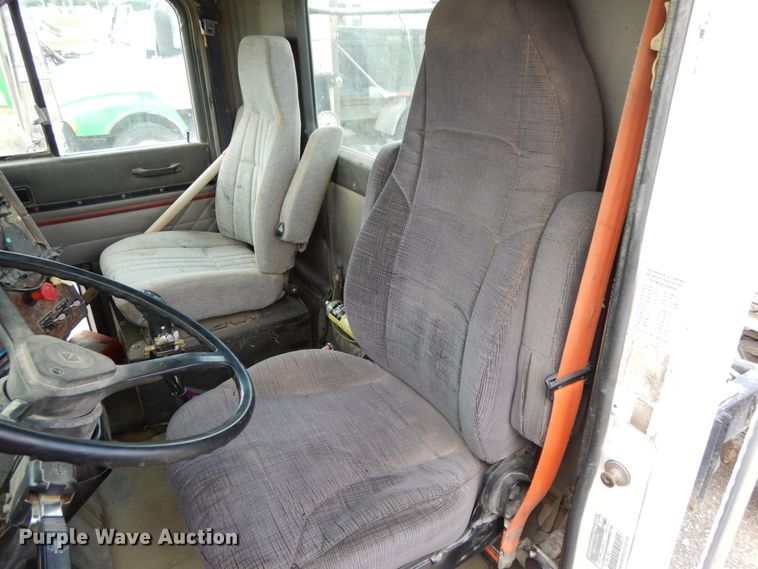 image for item DH6568 1998 International 9200  semi truck