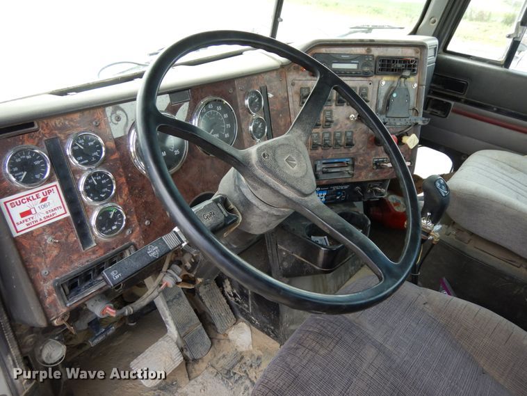 image for item DH6568 1998 International 9200  semi truck