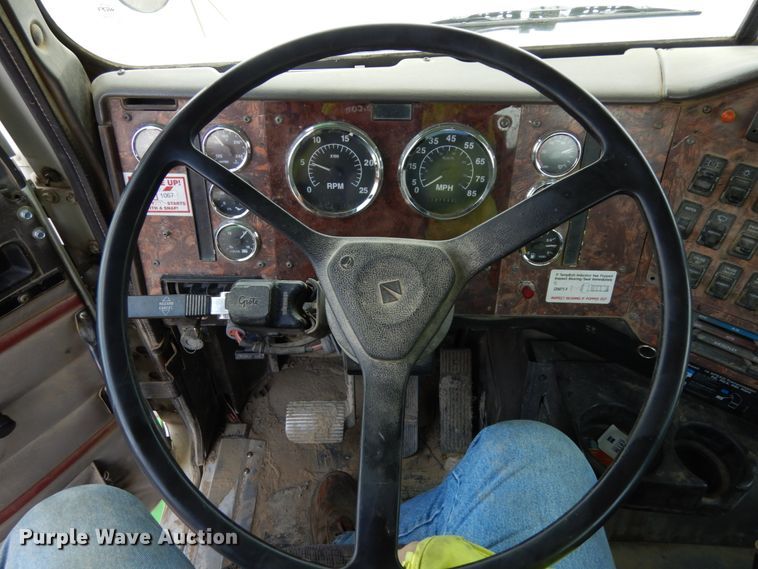 image for item DH6568 1998 International 9200  semi truck