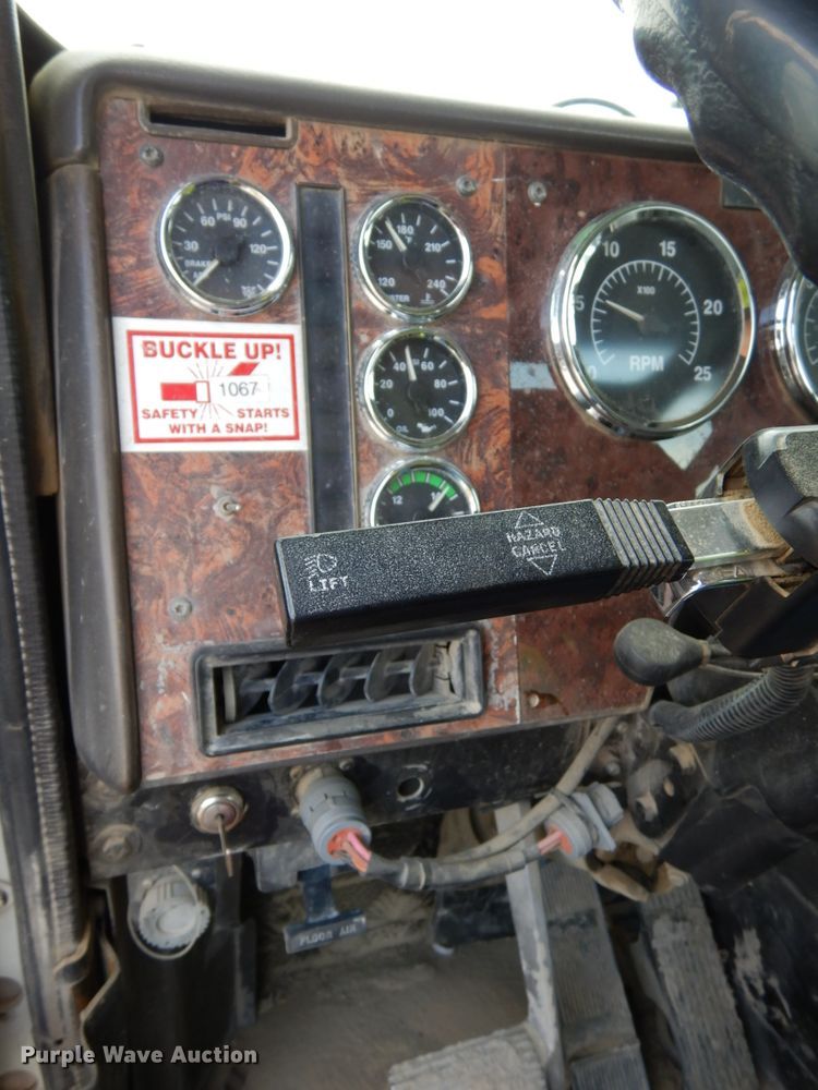 image for item DH6568 1998 International 9200  semi truck