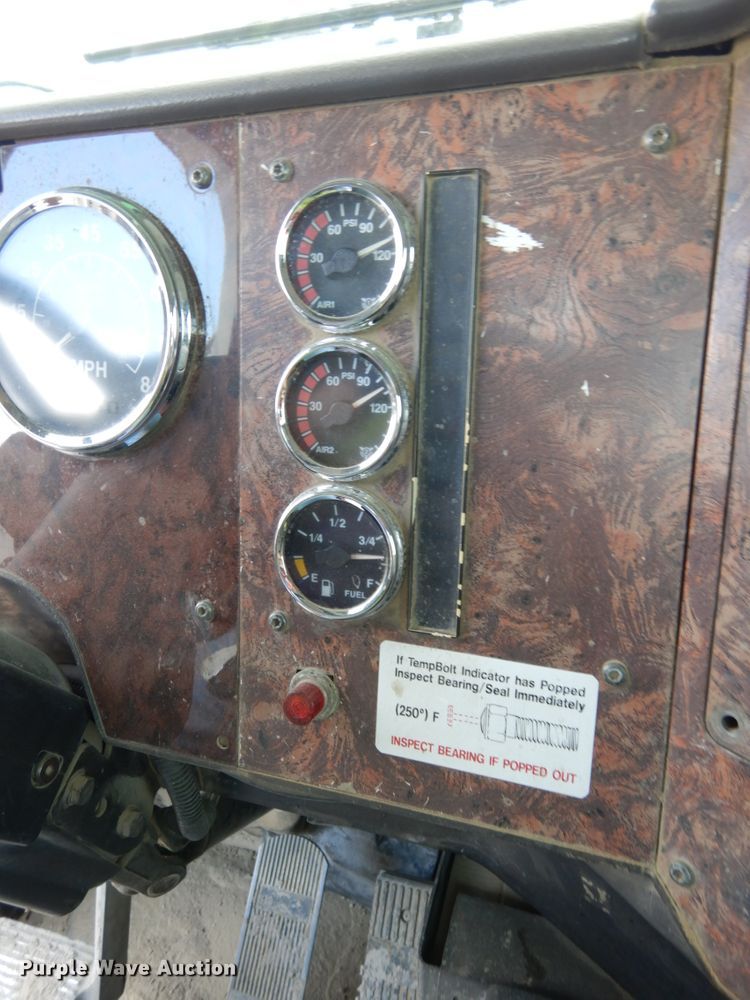 image for item DH6568 1998 International 9200  semi truck