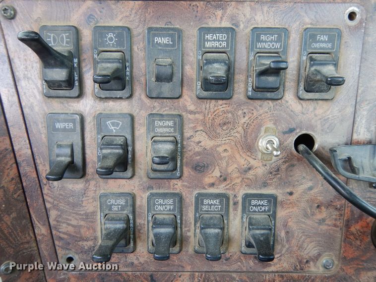 image for item DH6568 1998 International 9200  semi truck