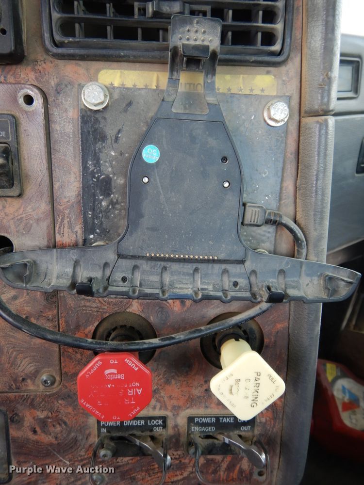 image for item DH6568 1998 International 9200  semi truck