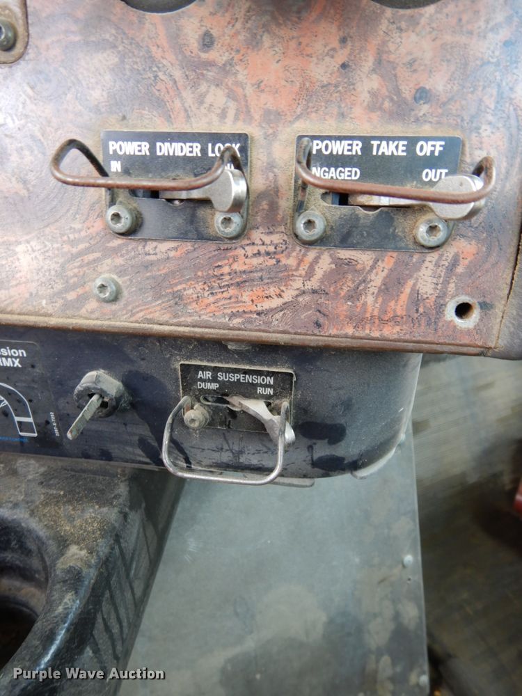 image for item DH6568 1998 International 9200  semi truck