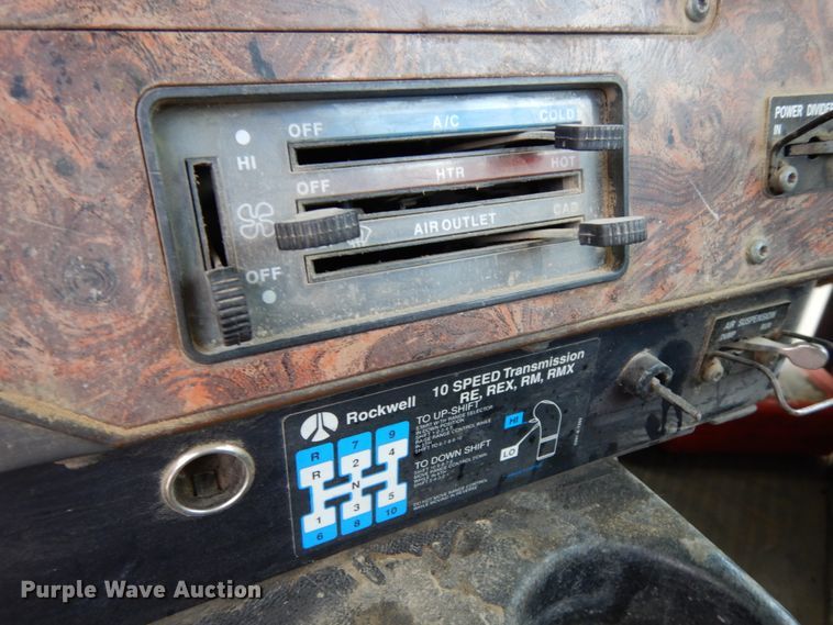 image for item DH6568 1998 International 9200  semi truck