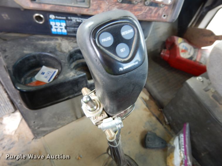 image for item DH6568 1998 International 9200  semi truck