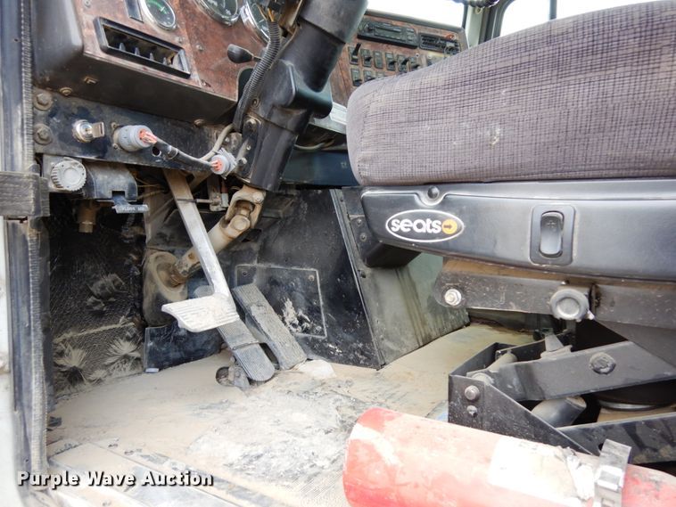 image for item DH6568 1998 International 9200  semi truck