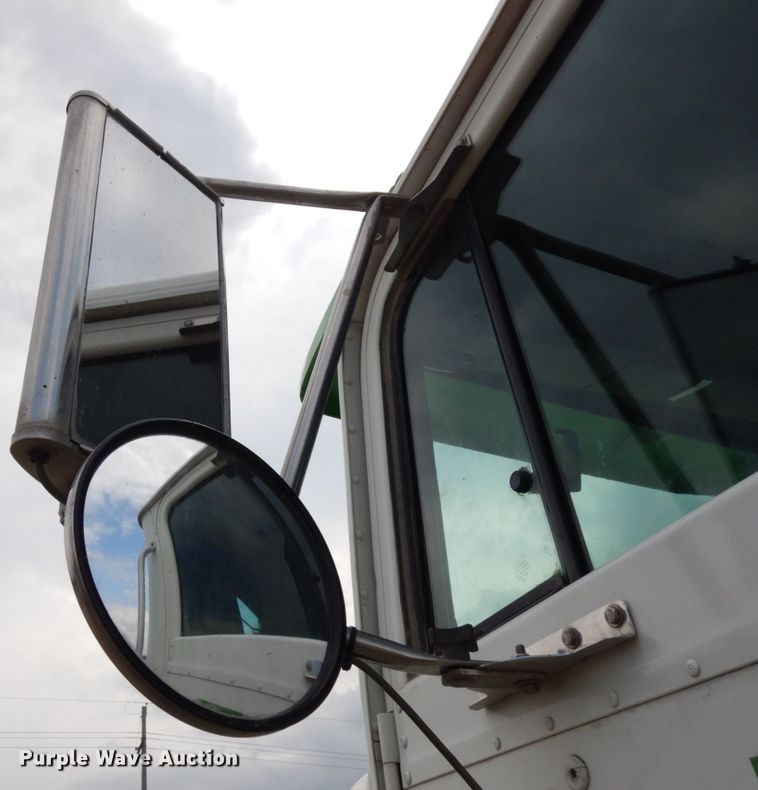 image for item DH6568 1998 International 9200  semi truck