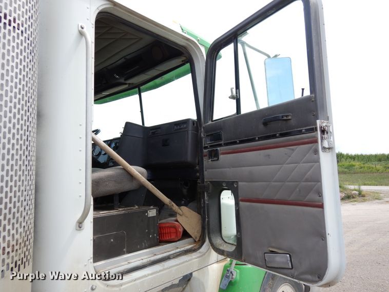 image for item DH6568 1998 International 9200  semi truck