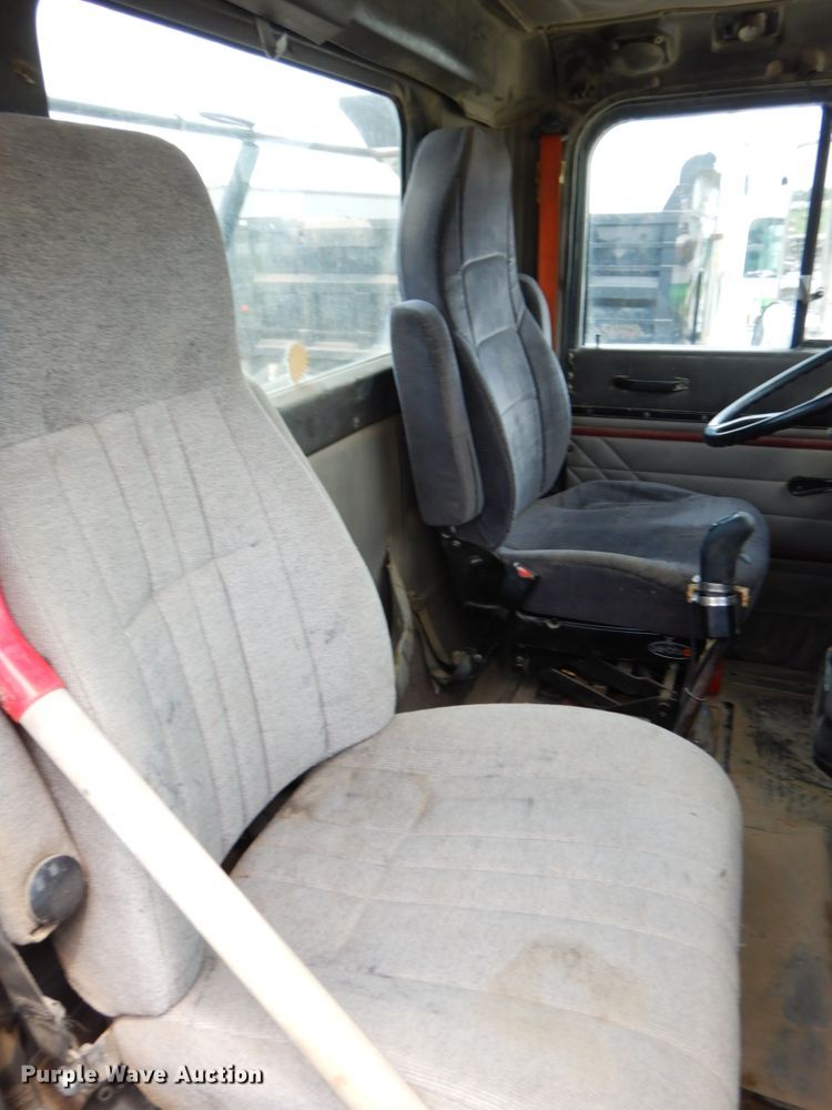 image for item DH6568 1998 International 9200  semi truck