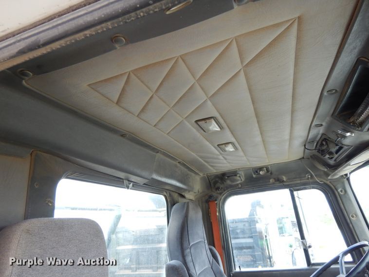 image for item DH6568 1998 International 9200  semi truck