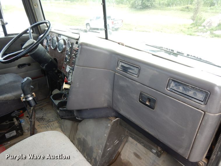 image for item DH6568 1998 International 9200  semi truck